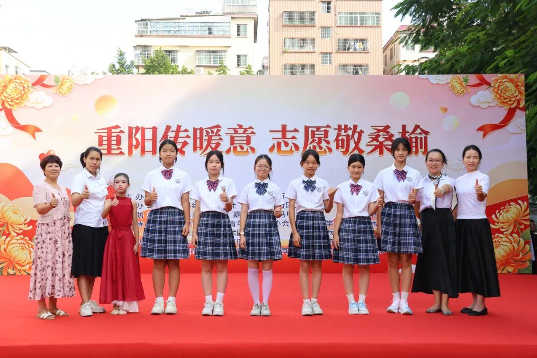 菊染金秋，雅颂重阳｜嘉禾新都学子赴新科公园，以雅韵敬桑榆